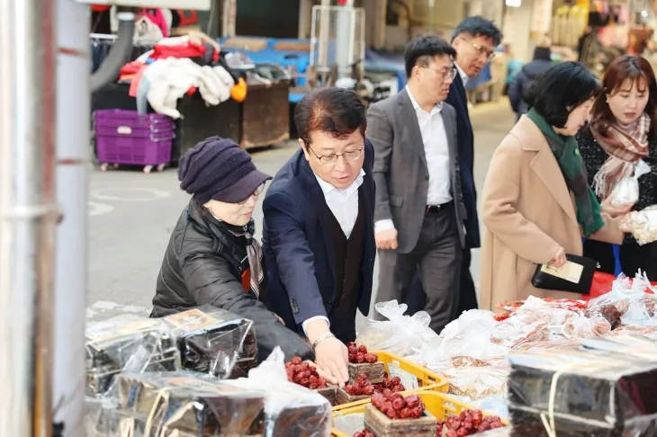 박광종 광주지방국세청장과 직원들이 전통시장에서 직접 장을 보고 있다.  (광주지방국세청 제공)