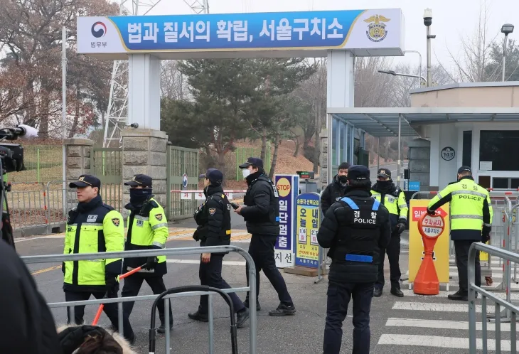 20일 윤석열 대통령이 구속 수감중인 경기도 의왕시 서울구치소 앞에서 경찰이 근무를 서고 있다. 2025.1.20 연합뉴스