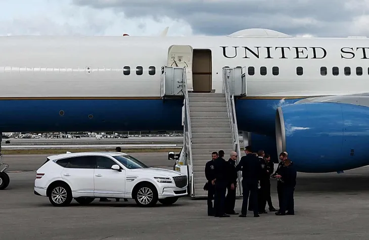 トランプ一家搭乗空軍機前 GV80…美で 