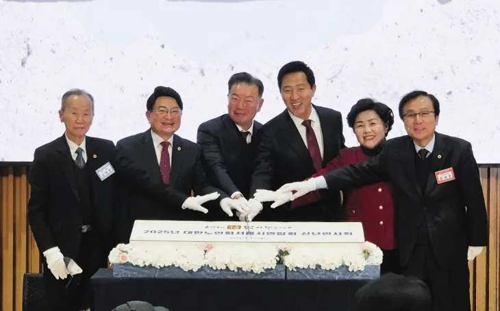 오세훈 시장과 참가자들이 신년회 떡케이크 커팅을 하고 있다.(사진 왼쪽에서 두 번째, 홍국표 의원)