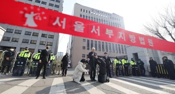 천대엽 법원행정처장이 19일 오전 서울 마포구 서부지방법원에서 윤석열 대통령 지지자들이 서부지법에 벌인 집단 불법폭력 사태 관련 현장점검을 마치고 취재진 질문에 답하고 있다. 2025.1.19. 연합뉴스