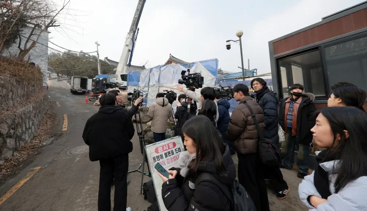 경찰 비상계엄 특별수사단이 계엄문건과 폐쇄회로(CC)TV 등을 확보하기 위해 대통령 안전가옥에 대해 압수수색을 진행한 20일 서울 종로구 삼청동 대통령 안가 앞에서 취재진들이 대기하고 있다. 2025.1.20. 연합뉴스