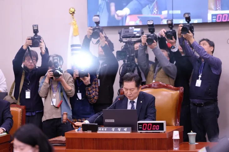 정청래 국회 법제사법위원장이 20일 국회에서 열린 법사위 전체회의에서 서울서부지법 폭동 사태 관련 긴급 현안질의를 진행하며 취재진에 둘러싸인 채 의사봉을 두드리고 있다. 뉴스1