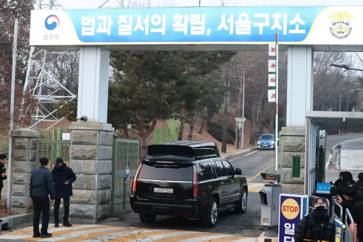 고위공직자범죄수사처가 윤석열 대통령이 수용된 서울구치소에 방문한 것으로 알려진 가운데 20일 경기도 의왕시 서울구치소에 경호 차량이 들어가고 있다. 2025.1.20. 연합뉴스