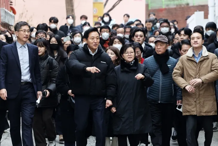 오세훈(앞줄 왼쪽 두 번째) 서울시장과 이순희(세 번째) 서울 강북구청장이 20일 규제철폐 6호 ‘입체공원’이 도입될 강북구 미아3동 130번지 일대 신속통합기획 재개발 후보지를 찾아 현장을 둘러보고 있다. 뉴스1