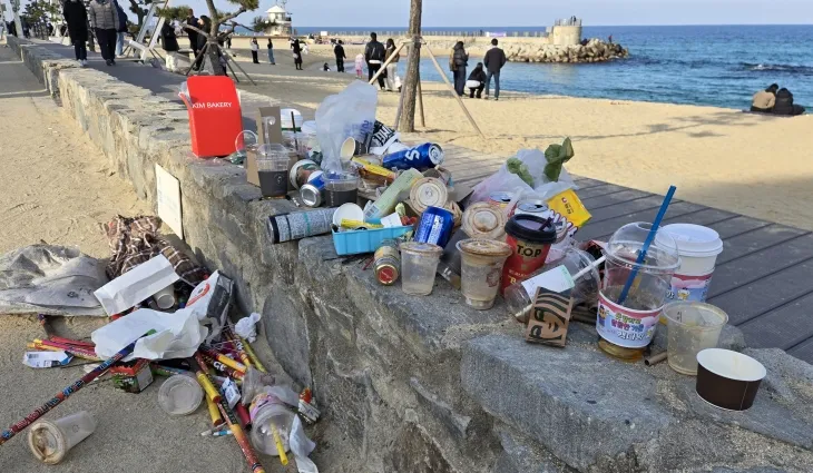 쓰레기 방치된 강문해변