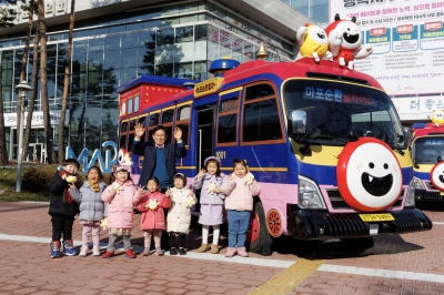 ‘순환열차버스’ 달린다… 마포 골목상권 살린다