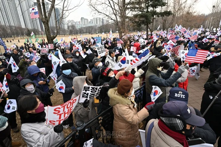 이달 16일 고위공직자범죄수사처가 위치한 경기 과천시 정부과천청사 주변에서 윤석열 대통령 지지자들이 태극기와 성조기를 흔들며 탄핵 반대 집회를 벌이고 있다. 서울신문DB