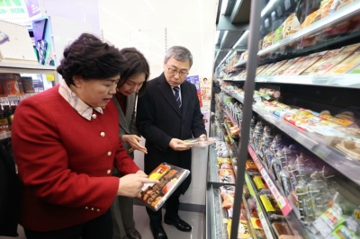 김영옥 서울시의회 보건복지위원장, 설 연휴 결식우려아동 위한 아동급식카드 사용 현장 방문