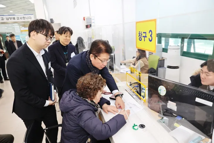 박광종 광주지방국세청장이 목포세무서에서 부가가치세 신고 현장 지원을 하고 있다.  (광주지방국세청 제공)