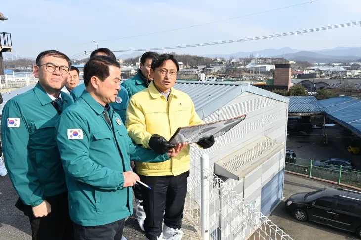 오후석  경기도 행정2부지사가 17일 오전 양주시에서 아프리카돼지열병(ASF) 발생지역 긴급 방역 현장점검에 나섰다.[경기도 제공]