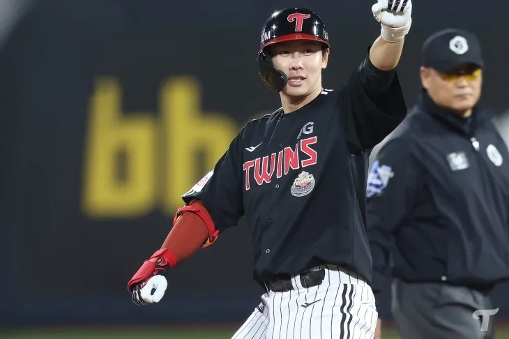 LG 트윈스 홍창기가 지난해 10월 8일 수원 케이티위즈파크에서 열린 2024 KBO 준플레이오프 3차전 kt 위즈와의 원정 경기에서 안타를 친 뒤 기뻐하고 있다. LG 트윈스 제공