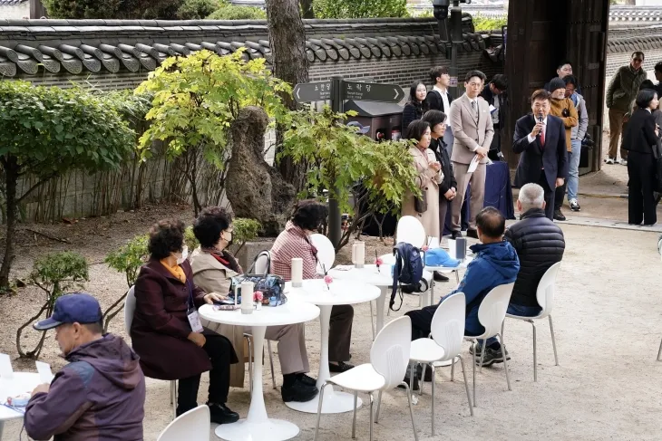 정문헌 서울 종로구청장이 지난해 운현궁에서 열린 ‘홀몸 어르신 친구 만들기 행사’에서 인사말을 하고 있다.   종로구 제공