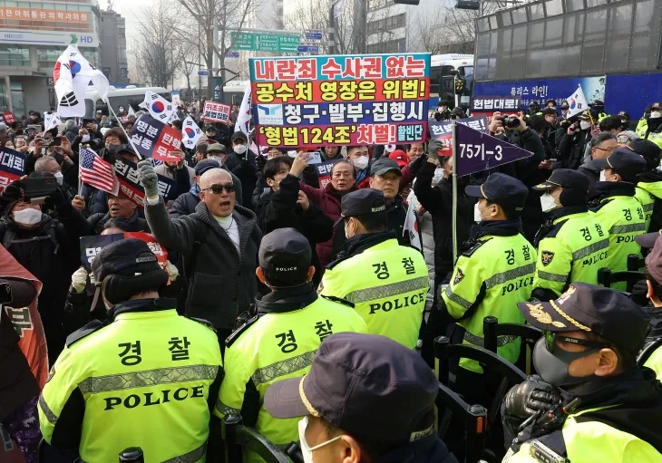 윤석열 대통령의 탄핵심판 3차 변론이 열리는 21일 서울 종로구 헌법재판소 인근에서 경찰들이 윤 대통령 지지자 집회를 통제하고 있다.  연합뉴스