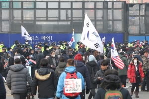 尹 지지자들 헌재 앞 ‘고성’...서부지법 때와 달라진 경찰