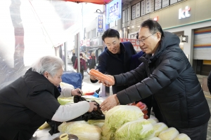 전통시장 찾은 박상돈 천안시장 “활성화 약속”