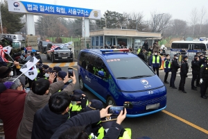 “다 잡혀가니 지워 달라”… 법원 폭동 흔적 없애려는 극우 유튜버