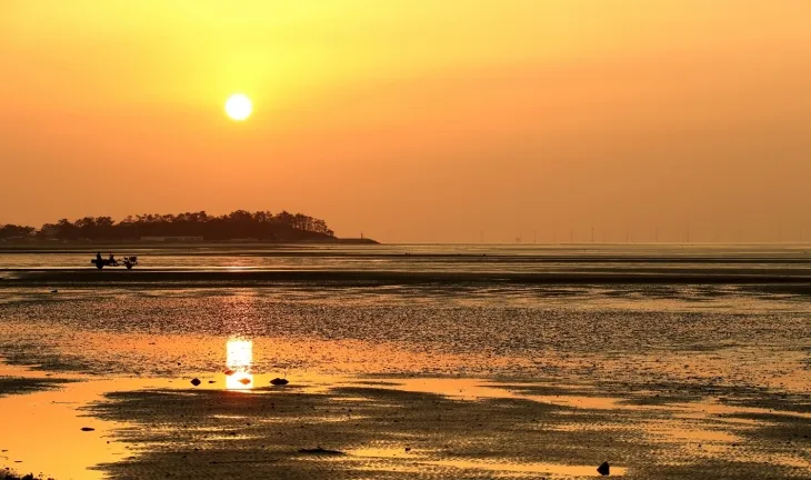 전북 고창 명사십리는 일몰 시간이 되면 붉은 노을과 하늘빛 바다, 붉은빛을 띠는 모래사장, 소나무들의 실루엣이 로맨틱한 장관을 만들어 낸다. 고창군 제공