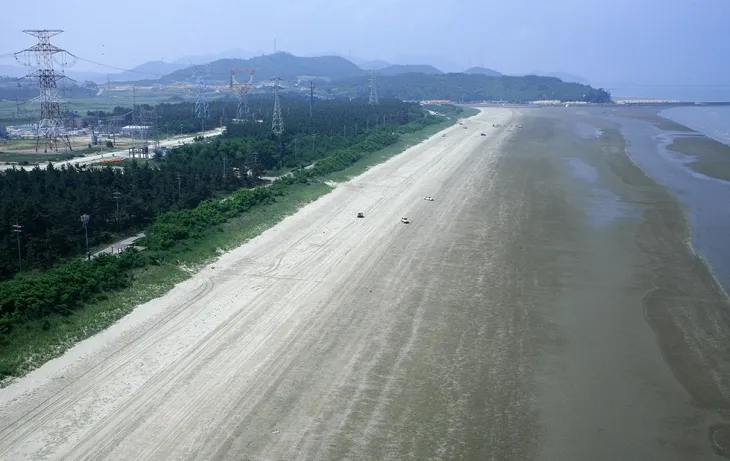 전북 고창군﻿ 상하면 구시포해수욕장과 해리면 동호해수욕장을 잇는 10리(8.5㎞)에 달하는 직선형 모래해변이 명사십리로 불린다.  고창군 제공