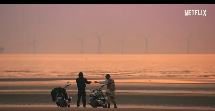 넷플릭스에서 방영된 ‘먹보와 털보’에서 ﻿고창에 간 먹보 비와 털보 노홍철이 명사십리 일몰을 배경으로 서 있는 장면. 넷플릭스코리아 제공