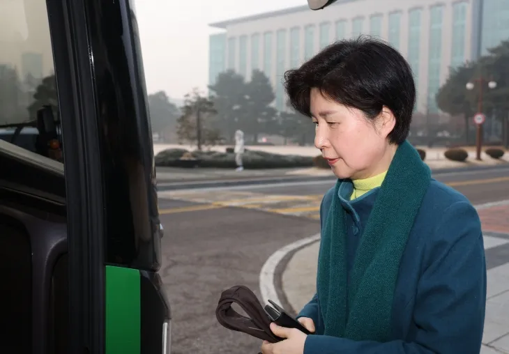 ‘윤석열 정부의 비상계엄 선포를 통한 내란 혐의 진상규명 국정조사 특별위원회’ 위원인 백혜련 더불어민주당 의원이 21일 오전 국회 본청 앞에서 현장 조사를 위해 버스에 타고 있다. 2025.1.21 연합뉴스