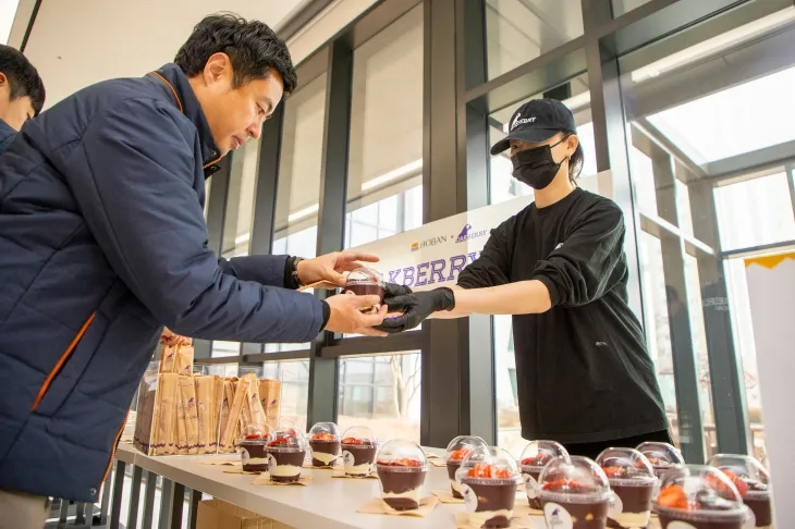 호반그룹 직원들이 지난 21일 서울 서초구 호반파크에서 진행된 ‘브랜드 데이’에 오크베리 코리아 직원으로부터 디저트를 받고 있다. 호반그룹 제공