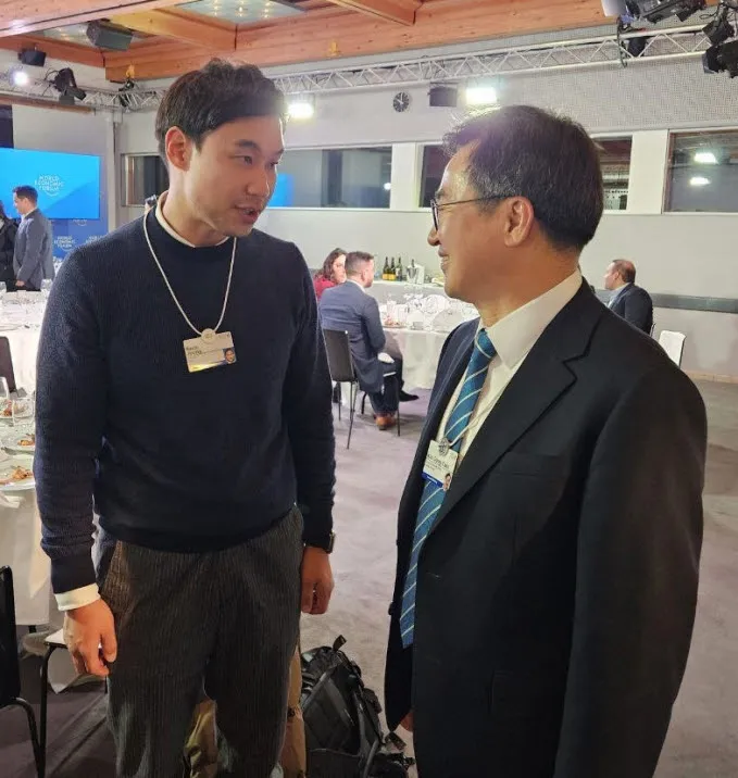 김동연 경기도지사가 21일(현지 시각) 스위시 다보스포럼 혁신가 커뮤니티 공식 환영 만찬에서 한국인으로서 미국의 디지털 헬스케어 플랫폼 기업인 눔(Noom)을 공동 창립한 정세주 의장과 기념 촬영을 하고 있다. (경기도 제공)