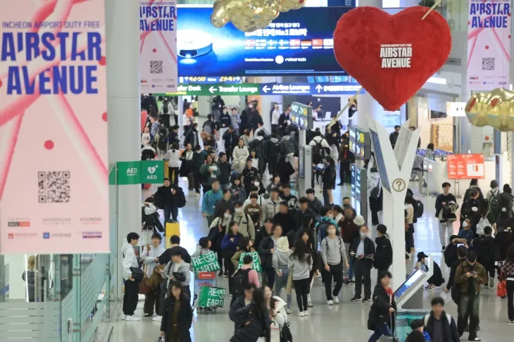 설 명절 연휴를 앞둔 22일 오전 인천국제공항 제1여객터미널 면세 구역이 승객으로 붐비고 있다. 2025.1.22 연합뉴스