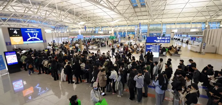 설 명절 연휴를 앞둔 22일 오전 인천국제공항 제1여객터미널 출국장에서 승객들이 보안 검색을 위해 줄을 서고 있다. 2025.1.22 연합뉴스