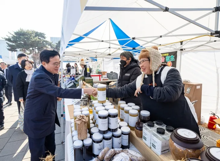 진교훈(왼쪽) 서울 강서구청장이 설 연휴를 맞아 열린 직거래 장터에서 상인들을 만나 인사를 하고 있다. 강서구 제공
