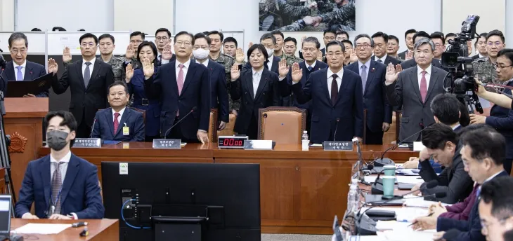 한덕수 국무총리가 22일 오전 서울 여의도 국회에서 열린 윤석열 정부의 비상계엄 선포를 통한 내란 혐의 진상규명 국정조사 1차 청문회에 출석해 증인 선서를 하고 있다. 이상민 전 행안부 장관은 선서를 거부한채 앉아 있다. 2025.1.22 뉴스1