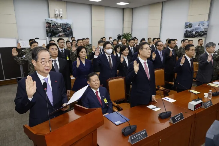 한덕수 국무총리를 비롯한 증인들이 22일 오전 서울 여의도 국회에서 열린 윤석열 정부의 비상계엄 선포를 통한 내란 혐의 진상규명 국정조사 1차 청문회에 출석해 증인 선서를 하고 있다. 이상민 전 행정안전부 장관은 증인선서에 동의하지 않아 자리에 앉아 있다. 2025.1.22 뉴스1