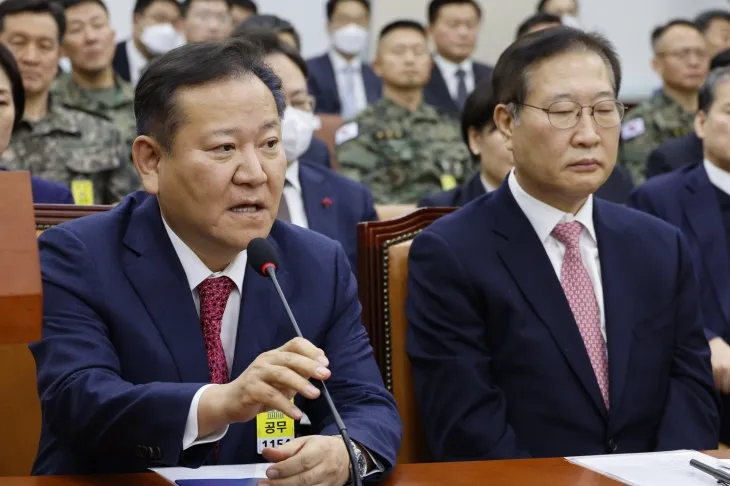 이상민 전 행정안전부 장관이 22일 오전 서울 여의도 국회에서 열린 윤석열 정부의 비상계엄 선포를 통한 내란 혐의 진상규명 국정조사 1차 청문회에 출석해 증언을 거부하고 있다. 2025.1.22 뉴스1