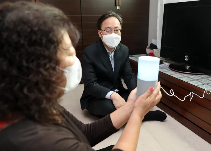 유성훈(오른쪽) 서울 금천구청장이 저소득 중장년 1인가구 안전망 연계 현장에서 대화하고 있다.   금천구 제공