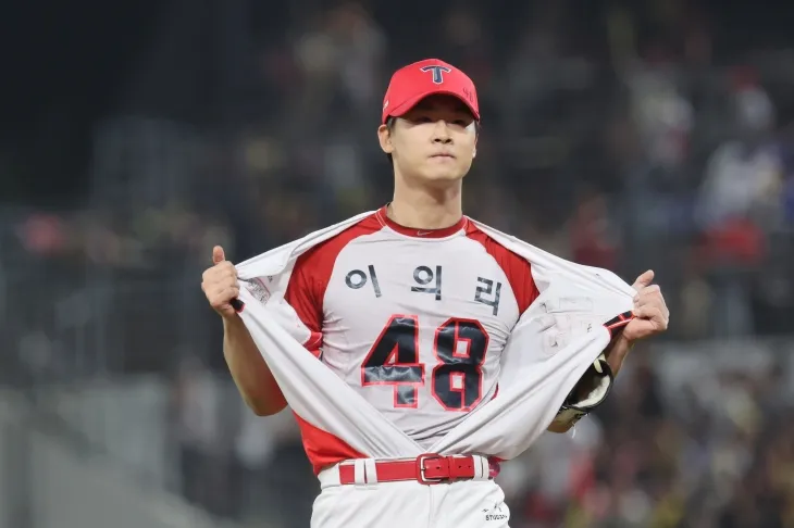 KIA 타이거즈 곽도규가 지난해 10월 28일 광주 기아챔피언스필드에서 열린 2024 KBO 한국시리즈 삼성 라이온즈와 5차전에서 6회를 마치고 옷을 펼쳐 이의리 유니폼을 보여주고 있다. 광주 연합뉴스