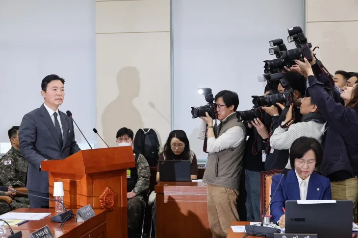 김성훈 대통령경호처 차장이 22일 국회에서 열린 ‘윤석열 정부의 비상계엄 선포를 통한 내란 혐의 진상규명 국정조사 특별위원회’ 1차 청문회에 증인으로 출석해 의원 질의에 답하고 있다. 김 차장은 이날 고위공직자범죄수사처의 윤석열 대통령 체포영장 집행 당시 무력 사용을 검토했다는 의혹을 부인했다. 연합뉴스