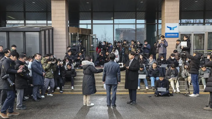 오동운 고위공직자범죄수사처장이 22일 오전 정부과천청사 내 공수처로 출근하다 취재진과 만나 윤석열 대통령 수사와 관련한 공수처의 입장을 밝히고 있다. 연합뉴스