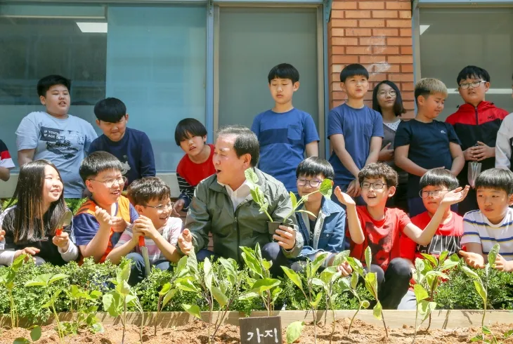 김지철(앞줄 가운데) 충남도교육감이 초등학교 학생들과 텃밭 가꾸기에 참여하고 있다.  충남도교육청 제공