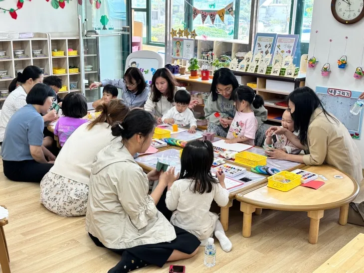 교육과정과 방과후과정 교사들이 함께 수업 나눔 시간을 갖고 있는 모습. 충남도교육청 제공