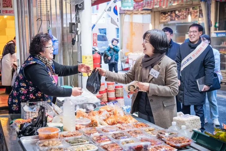 이수희 (앞줄 오른쪽) 서울 강동구청장이 성내전통시장을 둘러보고 있다. 강동구 제공