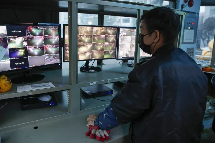 서울 성동구가 설 명절을 앞두고 필수노동자 3,500여 명에게 필수노동수당을 지급하기로 했다. 사진은 공동주택 관리원이 근무하고 있는 모습. 성동구 제공