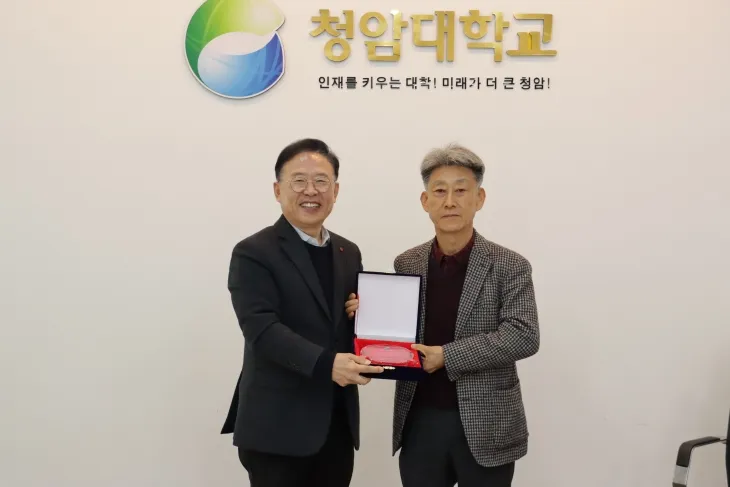 강철호(오른쪽) 대한정보통신㈜ 대표가 청암대학교에 대학발전기금 1000만원을 기탁했다.