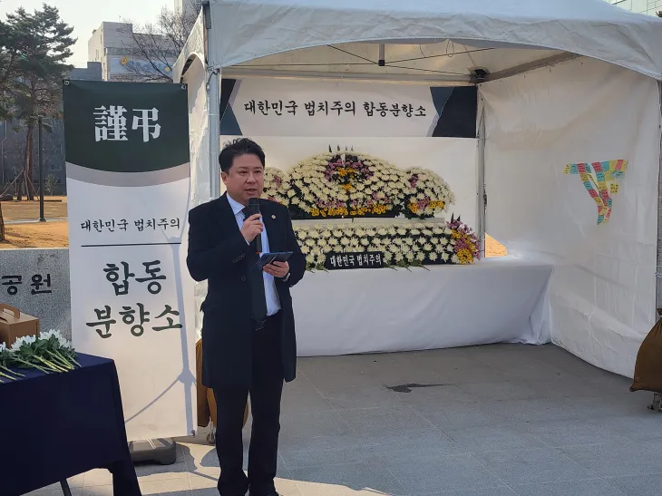 23일 오전 대구 중구 동성로 2·28 기념중앙공원에서 열린 ‘대한민국 법치주의 장례식’에서 김지만 대구시의원이 시국선언문을 낭독하고 있다. 2024. 01. 23. 민경석 기자