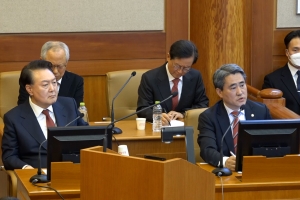 尹측, 부정선거 등 증거 500여개 제출…변호인단 “국가 위기 보여주는 증거”