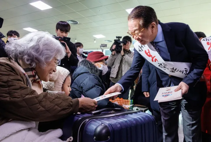 국민의힘 권영세 비대위원장, 설 귀성 인사