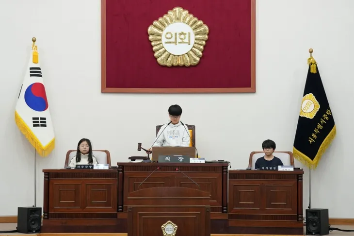 의회교실에 참가한 서울지역아동센터 학생들이 두 가지 안건을 상정하며 제안 설명, 찬반 토론, 표결 과정을 실제 회의처럼 진행하고 있다. 중랑구의회 제공