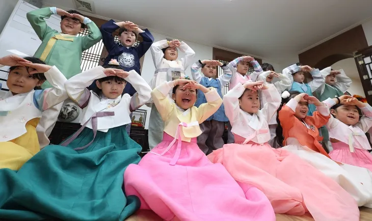 ‘새해 복 많이 받으세요’… 세배 예절 배우는 어린이들