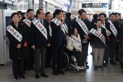 與, 지지율 상승에도 냉랭한 서울역…이재명은 고속터미널에서 ‘셀카’