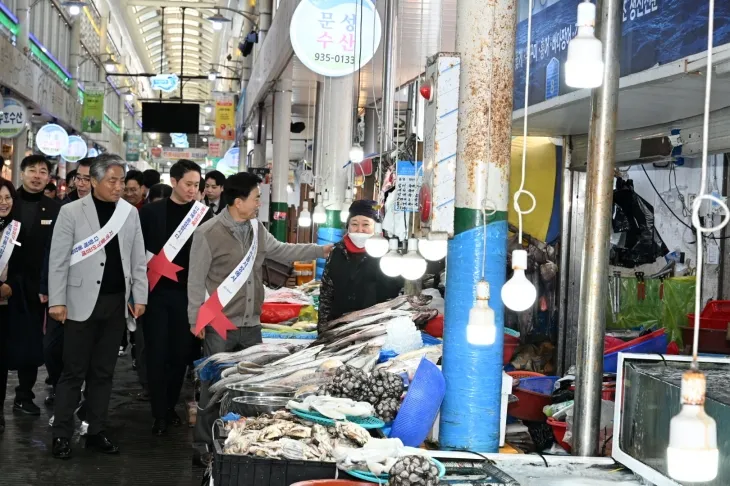 김태흠 충남지사가 보령중앙시장을 방문해 상인들과 이야기를 나누고 있다. 도 제공