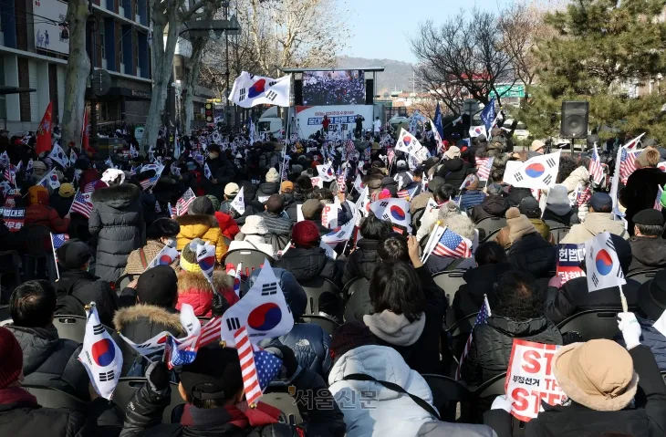 윤석열 대통령에 대한 탄핵심판 4차 변론이 열린 23일 오후 서울 종로구 헌법재판소 인근에서 윤 대통령 지지자들이 손피켓을 들고 구호를 외치고 있다. 2025.1.23 사진공동취재단